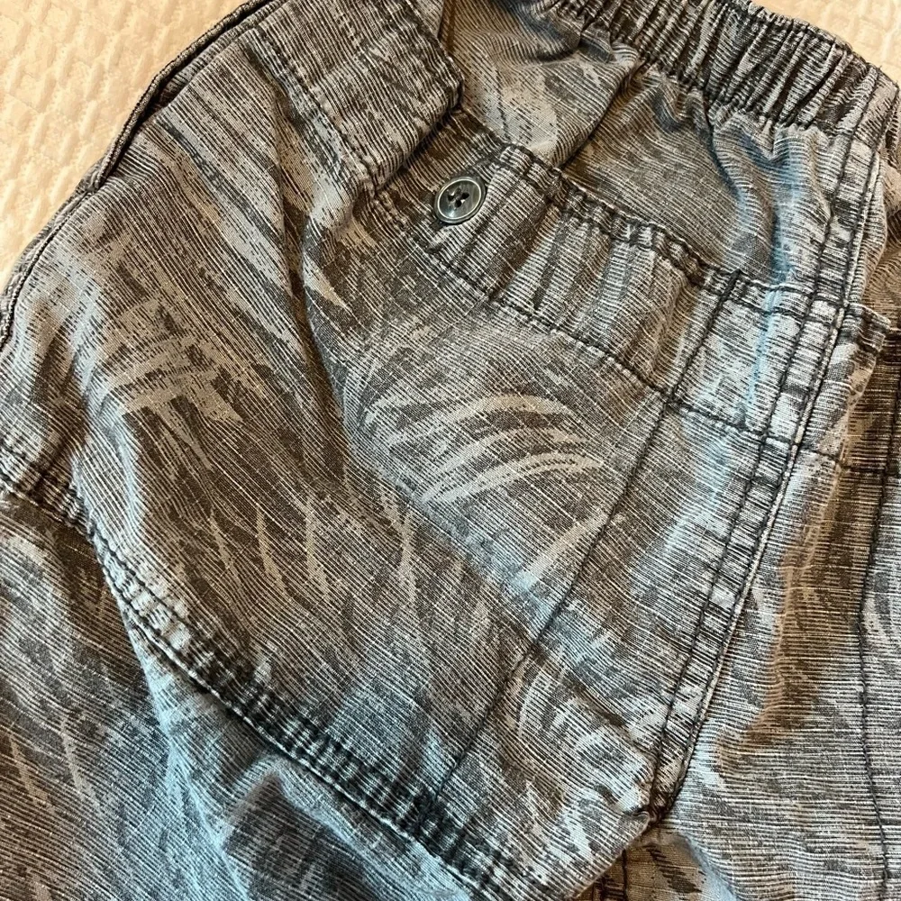 GAP Kids Boys Elastic Waist Gray Tropical Print Trek Shorts Size M (8)